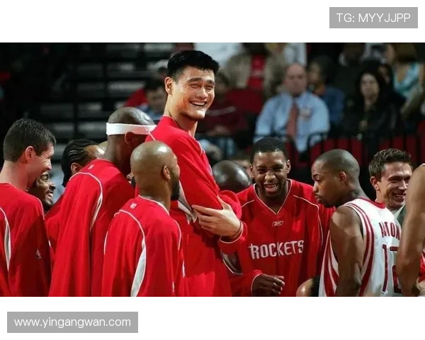 姚明NBA首秀表现平平10分36秒仅得0分2板3犯规令人惋惜